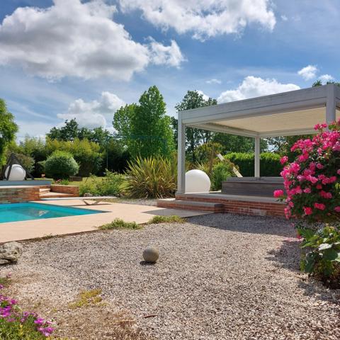 Maison à vendre 13 pièces MONTAUBAN (82), salle de reception, parking, bureaux, cave, dépendances,  parc de 8000m2, 2 entrées indépendantes