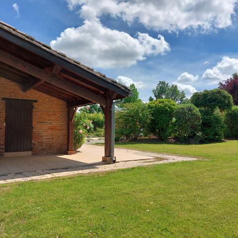 Maison à vendre 13 pièces MONTAUBAN (82), salle de reception, parking, bureaux, cave, dépendances,  parc de 8000m2, 2 entrées indépendantes
