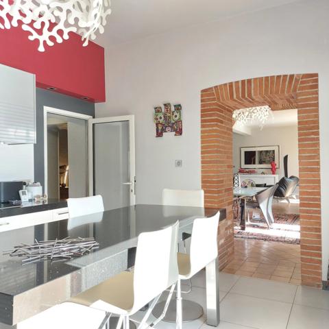 Maison à vendre 13 pièces MONTAUBAN (82), salle de reception, parking, bureaux, cave, dépendances,  parc de 8000m2, 2 entrées indépendantes