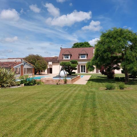 Maison à vendre 13 pièces MONTAUBAN (82), salle de reception, parking, bureaux, cave, dépendances,  parc de 8000m2, 2 entrées indépendantes