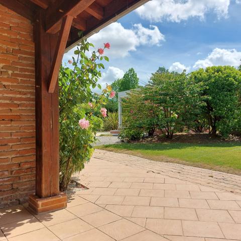 Maison à vendre 13 pièces MONTAUBAN (82), salle de reception, parking, bureaux, cave, dépendances,  parc de 8000m2, 2 entrées indépendantes