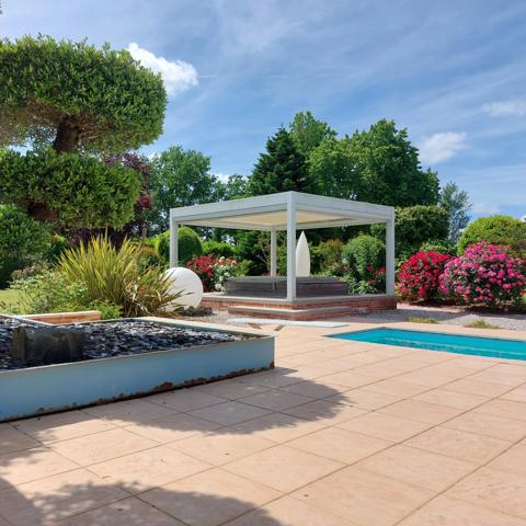 Maison à vendre 13 pièces MONTAUBAN (82), salle de reception, parking, bureaux, cave, dépendances,  parc de 8000m2, 2 entrées indépendantes