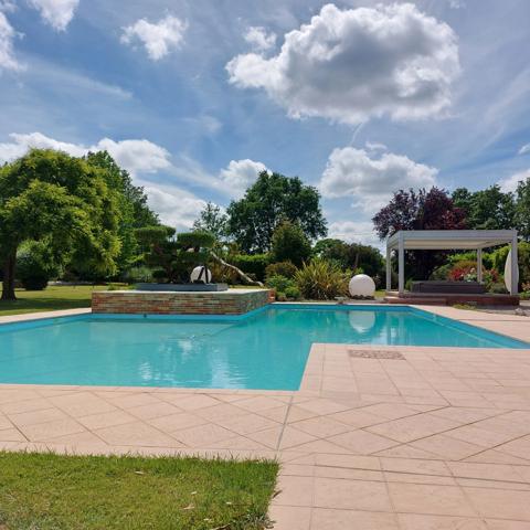 Maison à vendre 13 pièces MONTAUBAN (82), salle de reception, parking, bureaux, cave, dépendances,  parc de 8000m2, 2 entrées indépendantes