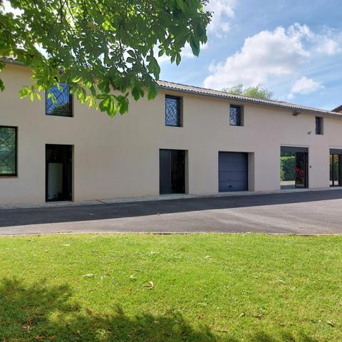 Maison à vendre 13 pièces MONTAUBAN (82), salle de reception, parking, bureaux, cave, dépendances,  parc de 8000m2, 2 entrées indépendantes