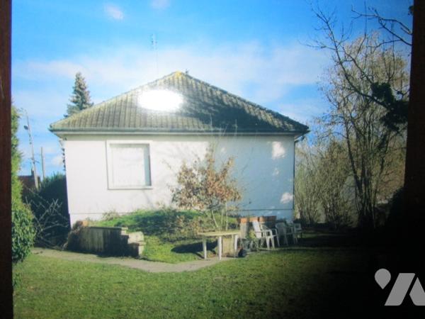 Maison à usage d'habitation des années 60 élevée sur sous-sol total construite sur grand terrain