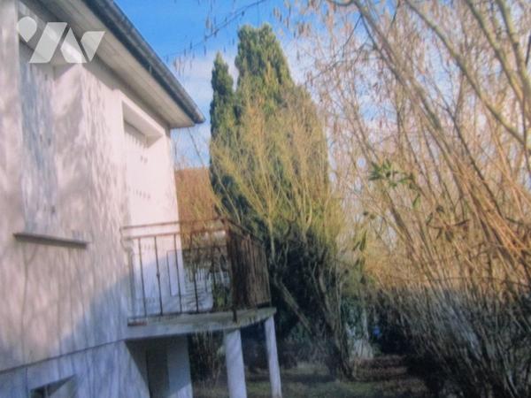 Maison à usage d'habitation des années 60 élevée sur sous-sol total construite sur grand terrain