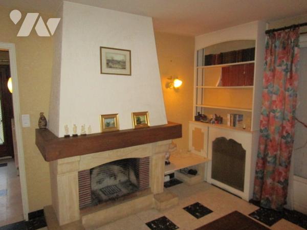 Maison à usage d'habitation des années 60 élevée sur sous-sol total construite sur grand terrain