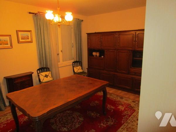 Maison à usage d'habitation des années 60 élevée sur sous-sol total construite sur grand terrain