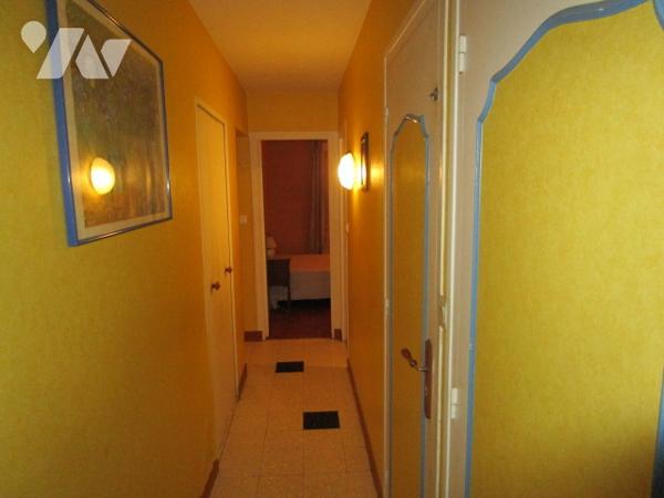 Maison à usage d'habitation des années 60 élevée sur sous-sol total construite sur grand terrain