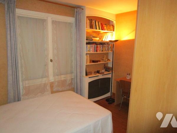 Maison à usage d'habitation des années 60 élevée sur sous-sol total construite sur grand terrain