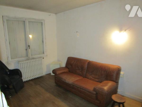 Maison à usage d'habitation des années 60 élevée sur sous-sol total construite sur grand terrain