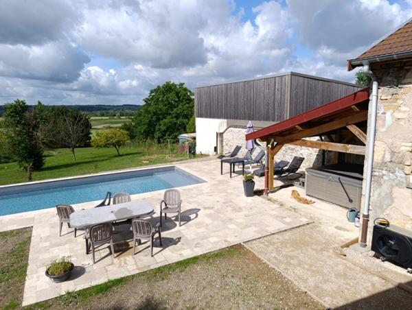 MAISON FAMILIALE 186 m² – 5 CHAMBRES – PISCINE – DPE B – TERRAIN 2 600 m² – LAIMONT