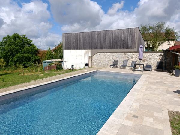 MAISON FAMILIALE 186 m² – 5 CHAMBRES – PISCINE – DPE B – TERRAIN 2 600 m² – LAIMONT