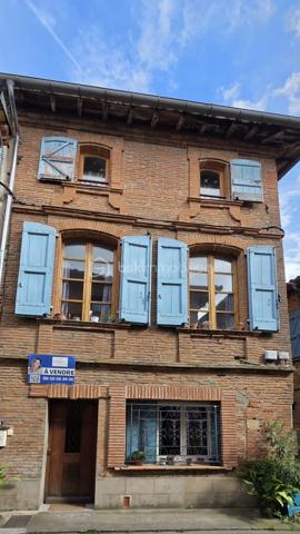 Au cœur de Rabastens, je vous invite à découvrir cet immeuble d’exception au charme intemporel, où l’authenticité des matériaux anciens rencontre une rénovation de qualité. Véritable bien de caractère, cette propriété séduit dès l’entrée par ses tommettes anciennes, ses poutres apparentes, ses élégants colombages et sa cave voûtée, offrant une atmosphère chaleureuse et raffinée.
Cet ensemble immobilier développe plusieurs espaces de vie aux prestations soignées, tous actuellement loués, garantissant une rentabilité immédiate :
- Au rez-de-chaussée : un élégant appartement T2 de 46,45 m², confortable et lumineux, chauffé au gaz de ville.
- Au 1er étage, un second T2 de 54,59 m², au cachet préservé, également équipé d’un chauffage au gaz de ville.
- Au second niveau, un superbe loft duplex de 65,54 m² aux volumes généreux, alliant esprit contemporain et authenticité, bénéficiant d’une climatisation réversible et d'un système de chauffage électrique.
Chaque logement révèle une identité unique, sublimée par des éléments architecturaux anciens soigneusement conservés. Les volumes, les matériaux nobles et l’atmosphère feutrée confèrent à l’ensemble un caractère rare et recherché.
Cette propriété séduira aussi bien les amateurs de belles demeures que les investisseurs en quête d’un bien patrimonial de qualité, idéal pour une activité locative haut de gamme ou un projet de résidence de charme.

Un bien rare, élégant et authentique, au fort potentiel patrimonial.