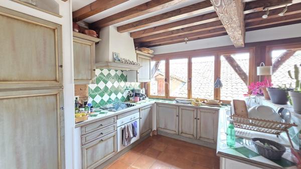 Au cœur de Rabastens, je vous invite à découvrir cet immeuble d’exception au charme intemporel, où l’authenticité des matériaux anciens rencontre une rénovation de qualité. Véritable bien de caractère, cette propriété séduit dès l’entrée par ses tommettes anciennes, ses poutres apparentes, ses élégants colombages et sa cave voûtée, offrant une atmosphère chaleureuse et raffinée.
Cet ensemble immobilier développe plusieurs espaces de vie aux prestations soignées, tous actuellement loués, garantissant une rentabilité immédiate :
- Au rez-de-chaussée : un élégant appartement T2 de 46,45 m², confortable et lumineux, chauffé au gaz de ville.
- Au 1er étage, un second T2 de 54,59 m², au cachet préservé, également équipé d’un chauffage au gaz de ville.
- Au second niveau, un superbe loft duplex de 65,54 m² aux volumes généreux, alliant esprit contemporain et authenticité, bénéficiant d’une climatisation réversible et d'un système de chauffage électrique.
Chaque logement révèle une identité unique, sublimée par des éléments architecturaux anciens soigneusement conservés. Les volumes, les matériaux nobles et l’atmosphère feutrée confèrent à l’ensemble un caractère rare et recherché.
Cette propriété séduira aussi bien les amateurs de belles demeures que les investisseurs en quête d’un bien patrimonial de qualité, idéal pour une activité locative haut de gamme ou un projet de résidence de charme.

Un bien rare, élégant et authentique, au fort potentiel patrimonial.