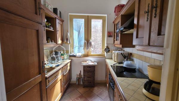 Au cœur de Rabastens, je vous invite à découvrir cet immeuble d’exception au charme intemporel, où l’authenticité des matériaux anciens rencontre une rénovation de qualité. Véritable bien de caractère, cette propriété séduit dès l’entrée par ses tommettes anciennes, ses poutres apparentes, ses élégants colombages et sa cave voûtée, offrant une atmosphère chaleureuse et raffinée.
Cet ensemble immobilier développe plusieurs espaces de vie aux prestations soignées, tous actuellement loués, garantissant une rentabilité immédiate :
- Au rez-de-chaussée : un élégant appartement T2 de 46,45 m², confortable et lumineux, chauffé au gaz de ville.
- Au 1er étage, un second T2 de 54,59 m², au cachet préservé, également équipé d’un chauffage au gaz de ville.
- Au second niveau, un superbe loft duplex de 65,54 m² aux volumes généreux, alliant esprit contemporain et authenticité, bénéficiant d’une climatisation réversible et d'un système de chauffage électrique.
Chaque logement révèle une identité unique, sublimée par des éléments architecturaux anciens soigneusement conservés. Les volumes, les matériaux nobles et l’atmosphère feutrée confèrent à l’ensemble un caractère rare et recherché.
Cette propriété séduira aussi bien les amateurs de belles demeures que les investisseurs en quête d’un bien patrimonial de qualité, idéal pour une activité locative haut de gamme ou un projet de résidence de charme.

Un bien rare, élégant et authentique, au fort potentiel patrimonial.