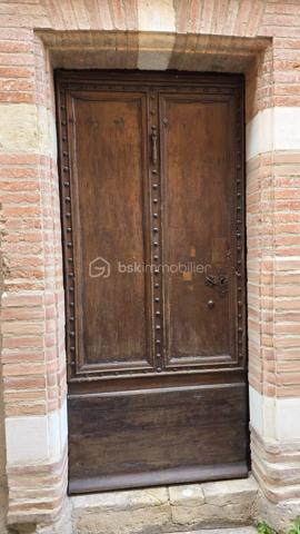 Au cœur de Rabastens, je vous invite à découvrir cet immeuble d’exception au charme intemporel, où l’authenticité des matériaux anciens rencontre une rénovation de qualité. Véritable bien de caractère, cette propriété séduit dès l’entrée par ses tommettes anciennes, ses poutres apparentes, ses élégants colombages et sa cave voûtée, offrant une atmosphère chaleureuse et raffinée.
Cet ensemble immobilier développe plusieurs espaces de vie aux prestations soignées, tous actuellement loués, garantissant une rentabilité immédiate :
- Au rez-de-chaussée : un élégant appartement T2 de 46,45 m², confortable et lumineux, chauffé au gaz de ville.
- Au 1er étage, un second T2 de 54,59 m², au cachet préservé, également équipé d’un chauffage au gaz de ville.
- Au second niveau, un superbe loft duplex de 65,54 m² aux volumes généreux, alliant esprit contemporain et authenticité, bénéficiant d’une climatisation réversible et d'un système de chauffage électrique.
Chaque logement révèle une identité unique, sublimée par des éléments architecturaux anciens soigneusement conservés. Les volumes, les matériaux nobles et l’atmosphère feutrée confèrent à l’ensemble un caractère rare et recherché.
Cette propriété séduira aussi bien les amateurs de belles demeures que les investisseurs en quête d’un bien patrimonial de qualité, idéal pour une activité locative haut de gamme ou un projet de résidence de charme.

Un bien rare, élégant et authentique, au fort potentiel patrimonial.
