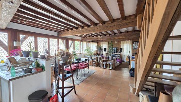 Au cœur de Rabastens, je vous invite à découvrir cet immeuble d’exception au charme intemporel, où l’authenticité des matériaux anciens rencontre une rénovation de qualité. Véritable bien de caractère, cette propriété séduit dès l’entrée par ses tommettes anciennes, ses poutres apparentes, ses élégants colombages et sa cave voûtée, offrant une atmosphère chaleureuse et raffinée.
Cet ensemble immobilier développe plusieurs espaces de vie aux prestations soignées, tous actuellement loués, garantissant une rentabilité immédiate :
- Au rez-de-chaussée : un élégant appartement T2 de 46,45 m², confortable et lumineux, chauffé au gaz de ville.
- Au 1er étage, un second T2 de 54,59 m², au cachet préservé, également équipé d’un chauffage au gaz de ville.
- Au second niveau, un superbe loft duplex de 65,54 m² aux volumes généreux, alliant esprit contemporain et authenticité, bénéficiant d’une climatisation réversible et d'un système de chauffage électrique.
Chaque logement révèle une identité unique, sublimée par des éléments architecturaux anciens soigneusement conservés. Les volumes, les matériaux nobles et l’atmosphère feutrée confèrent à l’ensemble un caractère rare et recherché.
Cette propriété séduira aussi bien les amateurs de belles demeures que les investisseurs en quête d’un bien patrimonial de qualité, idéal pour une activité locative haut de gamme ou un projet de résidence de charme.

Un bien rare, élégant et authentique, au fort potentiel patrimonial.