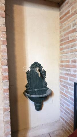 Au cœur de Rabastens, je vous invite à découvrir cet immeuble d’exception au charme intemporel, où l’authenticité des matériaux anciens rencontre une rénovation de qualité. Véritable bien de caractère, cette propriété séduit dès l’entrée par ses tommettes anciennes, ses poutres apparentes, ses élégants colombages et sa cave voûtée, offrant une atmosphère chaleureuse et raffinée.
Cet ensemble immobilier développe plusieurs espaces de vie aux prestations soignées, tous actuellement loués, garantissant une rentabilité immédiate :
- Au rez-de-chaussée : un élégant appartement T2 de 46,45 m², confortable et lumineux, chauffé au gaz de ville.
- Au 1er étage, un second T2 de 54,59 m², au cachet préservé, également équipé d’un chauffage au gaz de ville.
- Au second niveau, un superbe loft duplex de 65,54 m² aux volumes généreux, alliant esprit contemporain et authenticité, bénéficiant d’une climatisation réversible et d'un système de chauffage électrique.
Chaque logement révèle une identité unique, sublimée par des éléments architecturaux anciens soigneusement conservés. Les volumes, les matériaux nobles et l’atmosphère feutrée confèrent à l’ensemble un caractère rare et recherché.
Cette propriété séduira aussi bien les amateurs de belles demeures que les investisseurs en quête d’un bien patrimonial de qualité, idéal pour une activité locative haut de gamme ou un projet de résidence de charme.

Un bien rare, élégant et authentique, au fort potentiel patrimonial.
