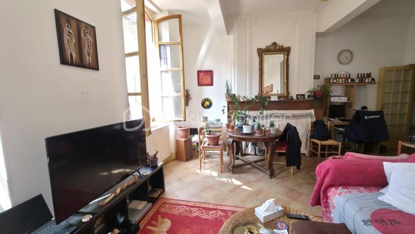 Au cœur de Rabastens, je vous invite à découvrir cet immeuble d’exception au charme intemporel, où l’authenticité des matériaux anciens rencontre une rénovation de qualité. Véritable bien de caractère, cette propriété séduit dès l’entrée par ses tommettes anciennes, ses poutres apparentes, ses élégants colombages et sa cave voûtée, offrant une atmosphère chaleureuse et raffinée.
Cet ensemble immobilier développe plusieurs espaces de vie aux prestations soignées, tous actuellement loués, garantissant une rentabilité immédiate :
- Au rez-de-chaussée : un élégant appartement T2 de 46,45 m², confortable et lumineux, chauffé au gaz de ville.
- Au 1er étage, un second T2 de 54,59 m², au cachet préservé, également équipé d’un chauffage au gaz de ville.
- Au second niveau, un superbe loft duplex de 65,54 m² aux volumes généreux, alliant esprit contemporain et authenticité, bénéficiant d’une climatisation réversible et d'un système de chauffage électrique.
Chaque logement révèle une identité unique, sublimée par des éléments architecturaux anciens soigneusement conservés. Les volumes, les matériaux nobles et l’atmosphère feutrée confèrent à l’ensemble un caractère rare et recherché.
Cette propriété séduira aussi bien les amateurs de belles demeures que les investisseurs en quête d’un bien patrimonial de qualité, idéal pour une activité locative haut de gamme ou un projet de résidence de charme.

Un bien rare, élégant et authentique, au fort potentiel patrimonial.