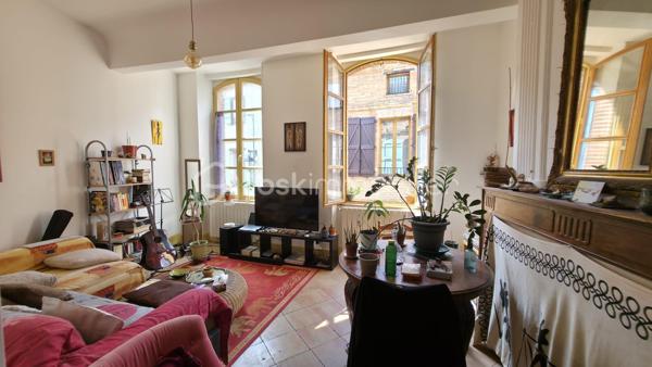 Au cœur de Rabastens, je vous invite à découvrir cet immeuble d’exception au charme intemporel, où l’authenticité des matériaux anciens rencontre une rénovation de qualité. Véritable bien de caractère, cette propriété séduit dès l’entrée par ses tommettes anciennes, ses poutres apparentes, ses élégants colombages et sa cave voûtée, offrant une atmosphère chaleureuse et raffinée.
Cet ensemble immobilier développe plusieurs espaces de vie aux prestations soignées, tous actuellement loués, garantissant une rentabilité immédiate :
- Au rez-de-chaussée : un élégant appartement T2 de 46,45 m², confortable et lumineux, chauffé au gaz de ville.
- Au 1er étage, un second T2 de 54,59 m², au cachet préservé, également équipé d’un chauffage au gaz de ville.
- Au second niveau, un superbe loft duplex de 65,54 m² aux volumes généreux, alliant esprit contemporain et authenticité, bénéficiant d’une climatisation réversible et d'un système de chauffage électrique.
Chaque logement révèle une identité unique, sublimée par des éléments architecturaux anciens soigneusement conservés. Les volumes, les matériaux nobles et l’atmosphère feutrée confèrent à l’ensemble un caractère rare et recherché.
Cette propriété séduira aussi bien les amateurs de belles demeures que les investisseurs en quête d’un bien patrimonial de qualité, idéal pour une activité locative haut de gamme ou un projet de résidence de charme.

Un bien rare, élégant et authentique, au fort potentiel patrimonial.