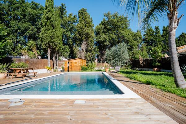 Villa de PLAIN-PIED - 150m2 - 1010m2 de jardin avec piscine  - 3 chambres

Au cœur de la commune de Bages, dans un environnement calme et recherché, 
Maison récemment rénovée et agrandie

La maison se compose ainsi :
- Une entrée
- Un vaste salon / salle à manger
- Une cuisine
- Une véranda 
- Trois belles chambres, dont deux suites parentale
- Un WC indépendant
- Une bureau

À l'extérieur, vous profiterez d'un cadre de vie agréable avec :
- Aucun vis à vis
- Une piscine
- Possibilité de garer plusieurs véhicules sur la parcelle et/ou bateau, camping car etc ..


Les prestations : Portail électrique, menuiseries double vitrage, climatisation réversible dans l'ensemble des pièces, eau chaude thermodynamique
Un bien rare alliant confort, calme, espace, à découvrir sans tarder.

Pour renseignements et/ou visite contactez Maxime O7 44 87 47 57
