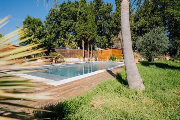 Villa de PLAIN-PIED - 150m2 - 1010m2 de jardin avec piscine  - 3 chambres

Au cœur de la commune de Bages, dans un environnement calme et recherché, 
Maison récemment rénovée et agrandie

La maison se compose ainsi :
- Une entrée
- Un vaste salon / salle à manger
- Une cuisine
- Une véranda 
- Trois belles chambres, dont deux suites parentale
- Un WC indépendant
- Une bureau

À l'extérieur, vous profiterez d'un cadre de vie agréable avec :
- Aucun vis à vis
- Une piscine
- Possibilité de garer plusieurs véhicules sur la parcelle et/ou bateau, camping car etc ..


Les prestations : Portail électrique, menuiseries double vitrage, climatisation réversible dans l'ensemble des pièces, eau chaude thermodynamique
Un bien rare alliant confort, calme, espace, à découvrir sans tarder.

Pour renseignements et/ou visite contactez Maxime O7 44 87 47 57