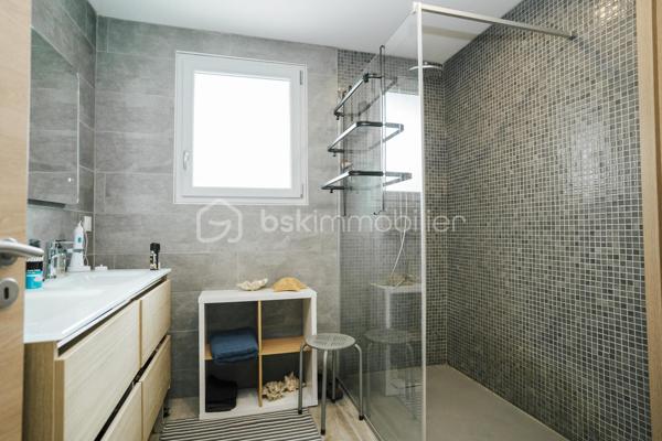 Villa de PLAIN-PIED - 150m2 - 1010m2 de jardin avec piscine  - 3 chambres

Au cœur de la commune de Bages, dans un environnement calme et recherché, 
Maison récemment rénovée et agrandie

La maison se compose ainsi :
- Une entrée
- Un vaste salon / salle à manger
- Une cuisine
- Une véranda 
- Trois belles chambres, dont deux suites parentale
- Un WC indépendant
- Une bureau

À l'extérieur, vous profiterez d'un cadre de vie agréable avec :
- Aucun vis à vis
- Une piscine
- Possibilité de garer plusieurs véhicules sur la parcelle et/ou bateau, camping car etc ..


Les prestations : Portail électrique, menuiseries double vitrage, climatisation réversible dans l'ensemble des pièces, eau chaude thermodynamique
Un bien rare alliant confort, calme, espace, à découvrir sans tarder.

Pour renseignements et/ou visite contactez Maxime O7 44 87 47 57
