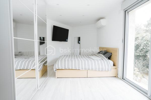 Villa de PLAIN-PIED - 150m2 - 1010m2 de jardin avec piscine  - 3 chambres

Au cœur de la commune de Bages, dans un environnement calme et recherché, 
Maison récemment rénovée et agrandie

La maison se compose ainsi :
- Une entrée
- Un vaste salon / salle à manger
- Une cuisine
- Une véranda 
- Trois belles chambres, dont deux suites parentale
- Un WC indépendant
- Une bureau

À l'extérieur, vous profiterez d'un cadre de vie agréable avec :
- Aucun vis à vis
- Une piscine
- Possibilité de garer plusieurs véhicules sur la parcelle et/ou bateau, camping car etc ..


Les prestations : Portail électrique, menuiseries double vitrage, climatisation réversible dans l'ensemble des pièces, eau chaude thermodynamique
Un bien rare alliant confort, calme, espace, à découvrir sans tarder.

Pour renseignements et/ou visite contactez Maxime O7 44 87 47 57