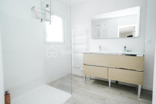 Villa de PLAIN-PIED - 150m2 - 1010m2 de jardin avec piscine  - 3 chambres

Au cœur de la commune de Bages, dans un environnement calme et recherché, 
Maison récemment rénovée et agrandie

La maison se compose ainsi :
- Une entrée
- Un vaste salon / salle à manger
- Une cuisine
- Une véranda 
- Trois belles chambres, dont deux suites parentale
- Un WC indépendant
- Une bureau

À l'extérieur, vous profiterez d'un cadre de vie agréable avec :
- Aucun vis à vis
- Une piscine
- Possibilité de garer plusieurs véhicules sur la parcelle et/ou bateau, camping car etc ..


Les prestations : Portail électrique, menuiseries double vitrage, climatisation réversible dans l'ensemble des pièces, eau chaude thermodynamique
Un bien rare alliant confort, calme, espace, à découvrir sans tarder.

Pour renseignements et/ou visite contactez Maxime O7 44 87 47 57