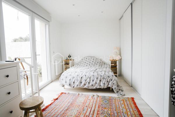 Villa de PLAIN-PIED - 150m2 - 1010m2 de jardin avec piscine  - 3 chambres

Au cœur de la commune de Bages, dans un environnement calme et recherché, 
Maison récemment rénovée et agrandie

La maison se compose ainsi :
- Une entrée
- Un vaste salon / salle à manger
- Une cuisine
- Une véranda 
- Trois belles chambres, dont deux suites parentale
- Un WC indépendant
- Une bureau

À l'extérieur, vous profiterez d'un cadre de vie agréable avec :
- Aucun vis à vis
- Une piscine
- Possibilité de garer plusieurs véhicules sur la parcelle et/ou bateau, camping car etc ..


Les prestations : Portail électrique, menuiseries double vitrage, climatisation réversible dans l'ensemble des pièces, eau chaude thermodynamique
Un bien rare alliant confort, calme, espace, à découvrir sans tarder.

Pour renseignements et/ou visite contactez Maxime O7 44 87 47 57