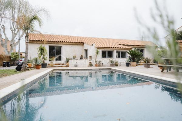 Villa de PLAIN-PIED - 150m2 - 1010m2 de jardin avec piscine  - 3 chambres

Au cœur de la commune de Bages, dans un environnement calme et recherché, 
Maison récemment rénovée et agrandie

La maison se compose ainsi :
- Une entrée
- Un vaste salon / salle à manger
- Une cuisine
- Une véranda 
- Trois belles chambres, dont deux suites parentale
- Un WC indépendant
- Une bureau

À l'extérieur, vous profiterez d'un cadre de vie agréable avec :
- Aucun vis à vis
- Une piscine
- Possibilité de garer plusieurs véhicules sur la parcelle et/ou bateau, camping car etc ..


Les prestations : Portail électrique, menuiseries double vitrage, climatisation réversible dans l'ensemble des pièces, eau chaude thermodynamique
Un bien rare alliant confort, calme, espace, à découvrir sans tarder.

Pour renseignements et/ou visite contactez Maxime O7 44 87 47 57