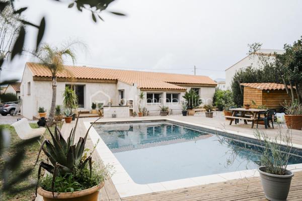 Villa de PLAIN-PIED - 150m2 - 1010m2 de jardin avec piscine  - 3 chambres

Au cœur de la commune de Bages, dans un environnement calme et recherché, 
Maison récemment rénovée et agrandie

La maison se compose ainsi :
- Une entrée
- Un vaste salon / salle à manger
- Une cuisine
- Une véranda 
- Trois belles chambres, dont deux suites parentale
- Un WC indépendant
- Une bureau

À l'extérieur, vous profiterez d'un cadre de vie agréable avec :
- Aucun vis à vis
- Une piscine
- Possibilité de garer plusieurs véhicules sur la parcelle et/ou bateau, camping car etc ..


Les prestations : Portail électrique, menuiseries double vitrage, climatisation réversible dans l'ensemble des pièces, eau chaude thermodynamique
Un bien rare alliant confort, calme, espace, à découvrir sans tarder.

Pour renseignements et/ou visite contactez Maxime O7 44 87 47 57