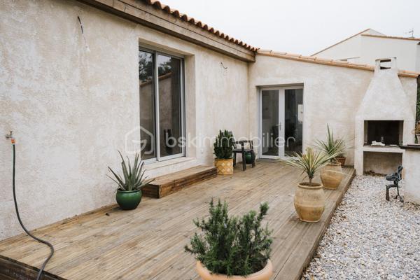 Villa de PLAIN-PIED - 150m2 - 1010m2 de jardin avec piscine  - 3 chambres

Au cœur de la commune de Bages, dans un environnement calme et recherché, 
Maison récemment rénovée et agrandie

La maison se compose ainsi :
- Une entrée
- Un vaste salon / salle à manger
- Une cuisine
- Une véranda 
- Trois belles chambres, dont deux suites parentale
- Un WC indépendant
- Une bureau

À l'extérieur, vous profiterez d'un cadre de vie agréable avec :
- Aucun vis à vis
- Une piscine
- Possibilité de garer plusieurs véhicules sur la parcelle et/ou bateau, camping car etc ..


Les prestations : Portail électrique, menuiseries double vitrage, climatisation réversible dans l'ensemble des pièces, eau chaude thermodynamique
Un bien rare alliant confort, calme, espace, à découvrir sans tarder.

Pour renseignements et/ou visite contactez Maxime O7 44 87 47 57