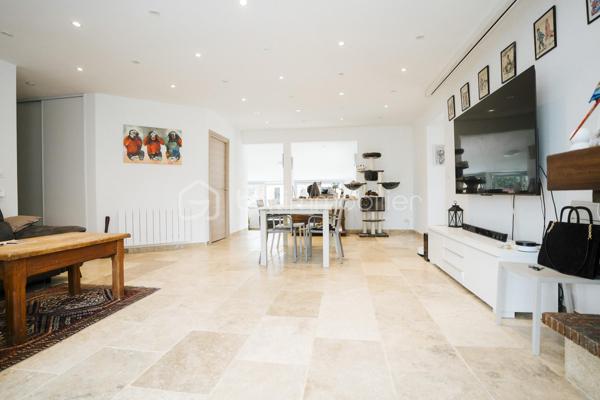 Villa de PLAIN-PIED - 150m2 - 1010m2 de jardin avec piscine  - 3 chambres

Au cœur de la commune de Bages, dans un environnement calme et recherché, 
Maison récemment rénovée et agrandie

La maison se compose ainsi :
- Une entrée
- Un vaste salon / salle à manger
- Une cuisine
- Une véranda 
- Trois belles chambres, dont deux suites parentale
- Un WC indépendant
- Une bureau

À l'extérieur, vous profiterez d'un cadre de vie agréable avec :
- Aucun vis à vis
- Une piscine
- Possibilité de garer plusieurs véhicules sur la parcelle et/ou bateau, camping car etc ..


Les prestations : Portail électrique, menuiseries double vitrage, climatisation réversible dans l'ensemble des pièces, eau chaude thermodynamique
Un bien rare alliant confort, calme, espace, à découvrir sans tarder.

Pour renseignements et/ou visite contactez Maxime O7 44 87 47 57