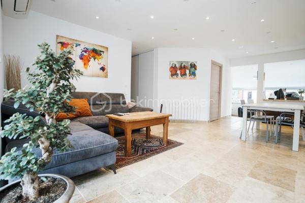 Villa de PLAIN-PIED - 150m2 - 1010m2 de jardin avec piscine  - 3 chambres

Au cœur de la commune de Bages, dans un environnement calme et recherché, 
Maison récemment rénovée et agrandie

La maison se compose ainsi :
- Une entrée
- Un vaste salon / salle à manger
- Une cuisine
- Une véranda 
- Trois belles chambres, dont deux suites parentale
- Un WC indépendant
- Une bureau

À l'extérieur, vous profiterez d'un cadre de vie agréable avec :
- Aucun vis à vis
- Une piscine
- Possibilité de garer plusieurs véhicules sur la parcelle et/ou bateau, camping car etc ..


Les prestations : Portail électrique, menuiseries double vitrage, climatisation réversible dans l'ensemble des pièces, eau chaude thermodynamique
Un bien rare alliant confort, calme, espace, à découvrir sans tarder.

Pour renseignements et/ou visite contactez Maxime O7 44 87 47 57