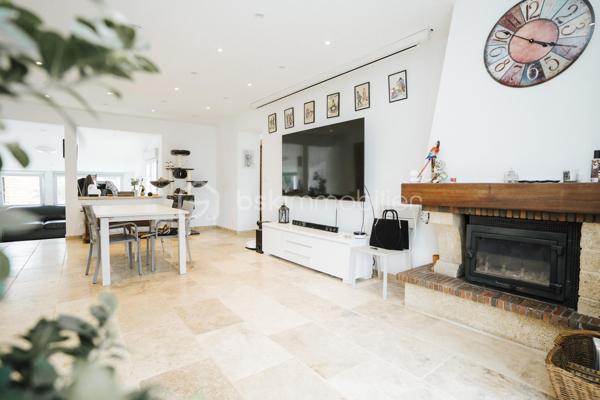 Villa de PLAIN-PIED - 150m2 - 1010m2 de jardin avec piscine  - 3 chambres

Au cœur de la commune de Bages, dans un environnement calme et recherché, 
Maison récemment rénovée et agrandie

La maison se compose ainsi :
- Une entrée
- Un vaste salon / salle à manger
- Une cuisine
- Une véranda 
- Trois belles chambres, dont deux suites parentale
- Un WC indépendant
- Une bureau

À l'extérieur, vous profiterez d'un cadre de vie agréable avec :
- Aucun vis à vis
- Une piscine
- Possibilité de garer plusieurs véhicules sur la parcelle et/ou bateau, camping car etc ..


Les prestations : Portail électrique, menuiseries double vitrage, climatisation réversible dans l'ensemble des pièces, eau chaude thermodynamique
Un bien rare alliant confort, calme, espace, à découvrir sans tarder.

Pour renseignements et/ou visite contactez Maxime O7 44 87 47 57