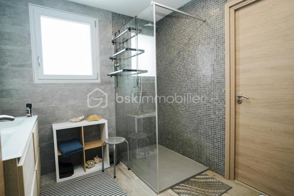 Villa de PLAIN-PIED - 150m2 - 1010m2 de jardin avec piscine  - 3 chambres

Au cœur de la commune de Bages, dans un environnement calme et recherché, 
Maison récemment rénovée et agrandie

La maison se compose ainsi :
- Une entrée
- Un vaste salon / salle à manger
- Une cuisine
- Une véranda 
- Trois belles chambres, dont deux suites parentale
- Un WC indépendant
- Une bureau

À l'extérieur, vous profiterez d'un cadre de vie agréable avec :
- Aucun vis à vis
- Une piscine
- Possibilité de garer plusieurs véhicules sur la parcelle et/ou bateau, camping car etc ..


Les prestations : Portail électrique, menuiseries double vitrage, climatisation réversible dans l'ensemble des pièces, eau chaude thermodynamique
Un bien rare alliant confort, calme, espace, à découvrir sans tarder.

Pour renseignements et/ou visite contactez Maxime O7 44 87 47 57