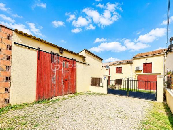 EXCLUSIVITE : Charmante maison, R + 1,  mitoyenne, rénovée en 2025, climatisée, toiture refaite, cuisine récente et équipée, électricité et plomberie ok , salon/salle à manger, 3 chambres, salle  de bain/toilette.
Parking privatif, TF 1000 €, menuiseries double vitrage à prévoir pour plus de confort.
Un atelier avec mezzanine ( + une porte sectionnelle motorisé à installer) attenant à la maison d' environ 40 m² pour bricoleur, artisan ou autre, un garage de 36 m² (18 m² x 2  R + 1)), un bosquet de 535 m², un terrain de loisir de 2531 m² au bord du ruisseau ( potager ou autre) dans le village.
Combles et greniers isolés, DPE C .
A visiter sans tarder !