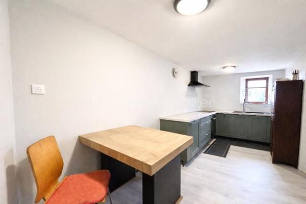 EXCLUSIVITE : Charmante maison, R + 1,  mitoyenne, rénovée en 2025, climatisée, toiture refaite, cuisine récente et équipée, électricité et plomberie ok , salon/salle à manger, 3 chambres, salle  de bain/toilette.
Parking privatif, TF 1000 €, menuiseries double vitrage à prévoir pour plus de confort.
Un atelier avec mezzanine ( + une porte sectionnelle motorisé à installer) attenant à la maison d' environ 40 m² pour bricoleur, artisan ou autre, un garage de 36 m² (18 m² x 2  R + 1)), un bosquet de 535 m², un terrain de loisir de 2531 m² au bord du ruisseau ( potager ou autre) dans le village.
Combles et greniers isolés, DPE C .
A visiter sans tarder !
