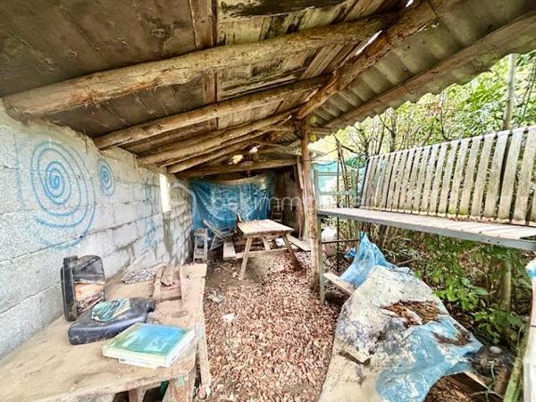 EXCLUSIVITE : Charmante maison, R + 1,  mitoyenne, rénovée en 2025, climatisée, toiture refaite, cuisine récente et équipée, électricité et plomberie ok , salon/salle à manger, 3 chambres, salle  de bain/toilette.
Parking privatif, TF 1000 €, menuiseries double vitrage à prévoir pour plus de confort.
Un atelier avec mezzanine ( + une porte sectionnelle motorisé à installer) attenant à la maison d' environ 40 m² pour bricoleur, artisan ou autre, un garage de 36 m² (18 m² x 2  R + 1)), un bosquet de 535 m², un terrain de loisir de 2531 m² au bord du ruisseau ( potager ou autre) dans le village.
Combles et greniers isolés, DPE C .
A visiter sans tarder !