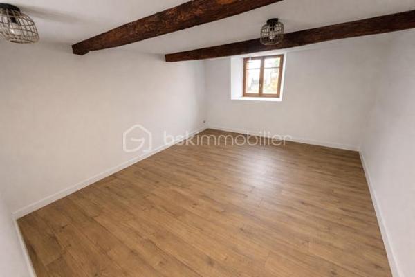 EXCLUSIVITE : Charmante maison, R + 1,  mitoyenne, rénovée en 2025, climatisée, toiture refaite, cuisine récente et équipée, électricité et plomberie ok , salon/salle à manger, 3 chambres, salle  de bain/toilette.
Parking privatif, TF 1000 €, menuiseries double vitrage à prévoir pour plus de confort.
Un atelier avec mezzanine ( + une porte sectionnelle motorisé à installer) attenant à la maison d' environ 40 m² pour bricoleur, artisan ou autre, un garage de 36 m² (18 m² x 2  R + 1)), un bosquet de 535 m², un terrain de loisir de 2531 m² au bord du ruisseau ( potager ou autre) dans le village.
Combles et greniers isolés, DPE C .
A visiter sans tarder !