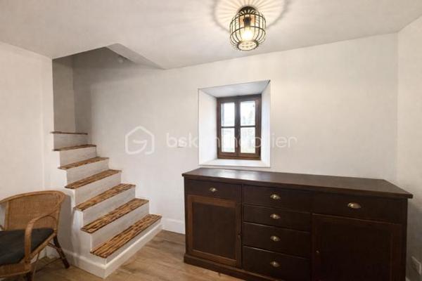 EXCLUSIVITE : Charmante maison, R + 1,  mitoyenne, rénovée en 2025, climatisée, toiture refaite, cuisine récente et équipée, électricité et plomberie ok , salon/salle à manger, 3 chambres, salle  de bain/toilette.
Parking privatif, TF 1000 €, menuiseries double vitrage à prévoir pour plus de confort.
Un atelier avec mezzanine ( + une porte sectionnelle motorisé à installer) attenant à la maison d' environ 40 m² pour bricoleur, artisan ou autre, un garage de 36 m² (18 m² x 2  R + 1)), un bosquet de 535 m², un terrain de loisir de 2531 m² au bord du ruisseau ( potager ou autre) dans le village.
Combles et greniers isolés, DPE C .
A visiter sans tarder !