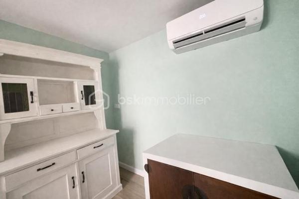 EXCLUSIVITE : Charmante maison, R + 1,  mitoyenne, rénovée en 2025, climatisée, toiture refaite, cuisine récente et équipée, électricité et plomberie ok , salon/salle à manger, 3 chambres, salle  de bain/toilette.
Parking privatif, TF 1000 €, menuiseries double vitrage à prévoir pour plus de confort.
Un atelier avec mezzanine ( + une porte sectionnelle motorisé à installer) attenant à la maison d' environ 40 m² pour bricoleur, artisan ou autre, un garage de 36 m² (18 m² x 2  R + 1)), un bosquet de 535 m², un terrain de loisir de 2531 m² au bord du ruisseau ( potager ou autre) dans le village.
Combles et greniers isolés, DPE C .
A visiter sans tarder !