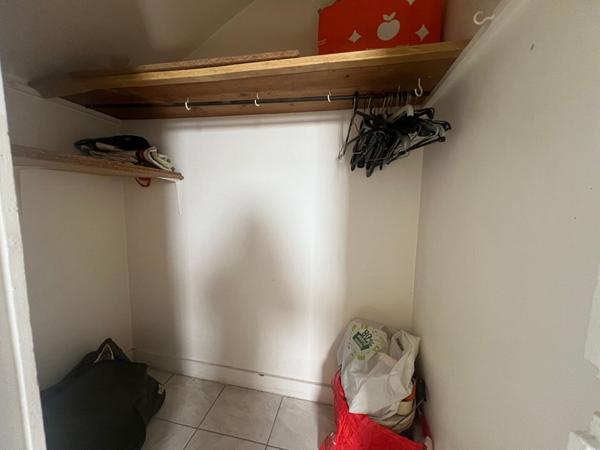 Lyon 7 chambre de bonne sous les toits (prévoir travaux)