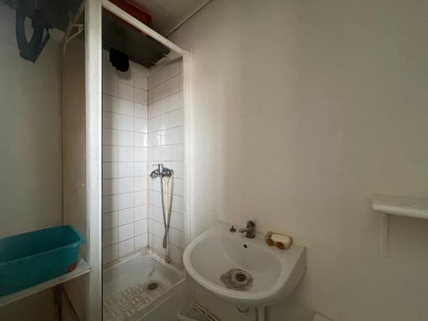Lyon 7 chambre de bonne sous les toits (prévoir travaux)