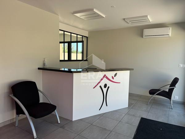 A VENDRE 83470 SAINT MAXIMIN  LOCAL COMMERCIAL DE 120 M² 7 BUREAUX SUR 2500M² DE TERRAIN  PARKING
