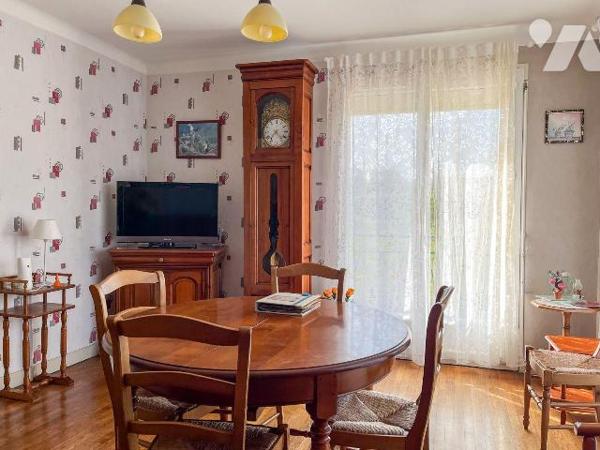 Dans un hameau de campagne tranquille, à 5 mins de route des commerces, services et de la gare ...