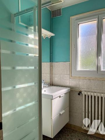 Dans un hameau de campagne tranquille, à 5 mins de route des commerces, services et de la gare ...