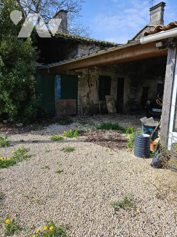 A vendre à CHAUNAY, une maison ancienne au sein d'un terrain de 6123m²